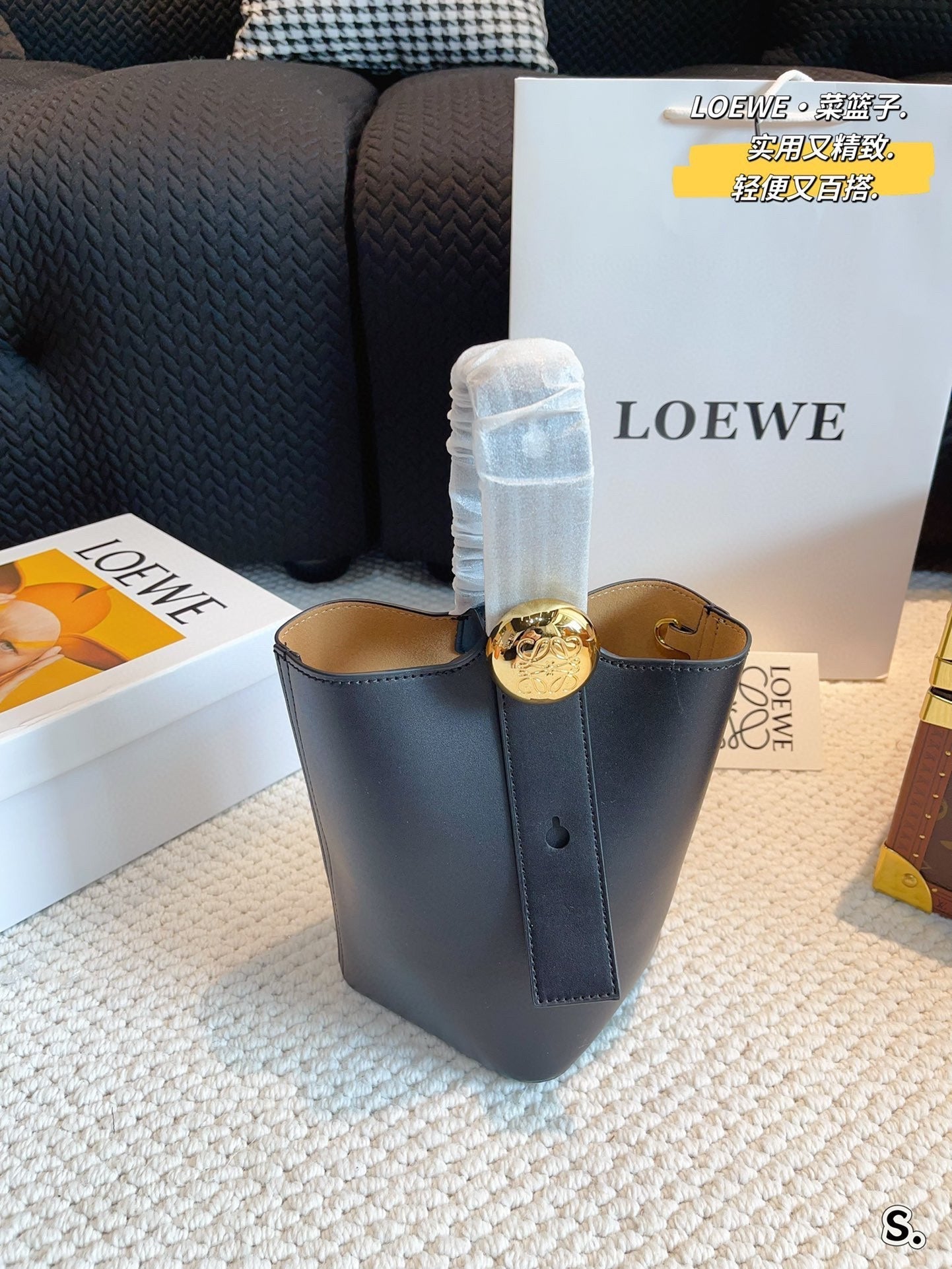 LOEWE MINI PEBBLE BUCKET 20 BAG IN BLACK SOFT GRAINED CALFSKIN