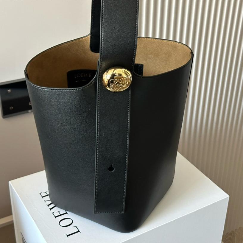 LOEWE LOE MEDIUM 25 PEBBLE BUCKET IN BLACK MELLOW CALFSKIN