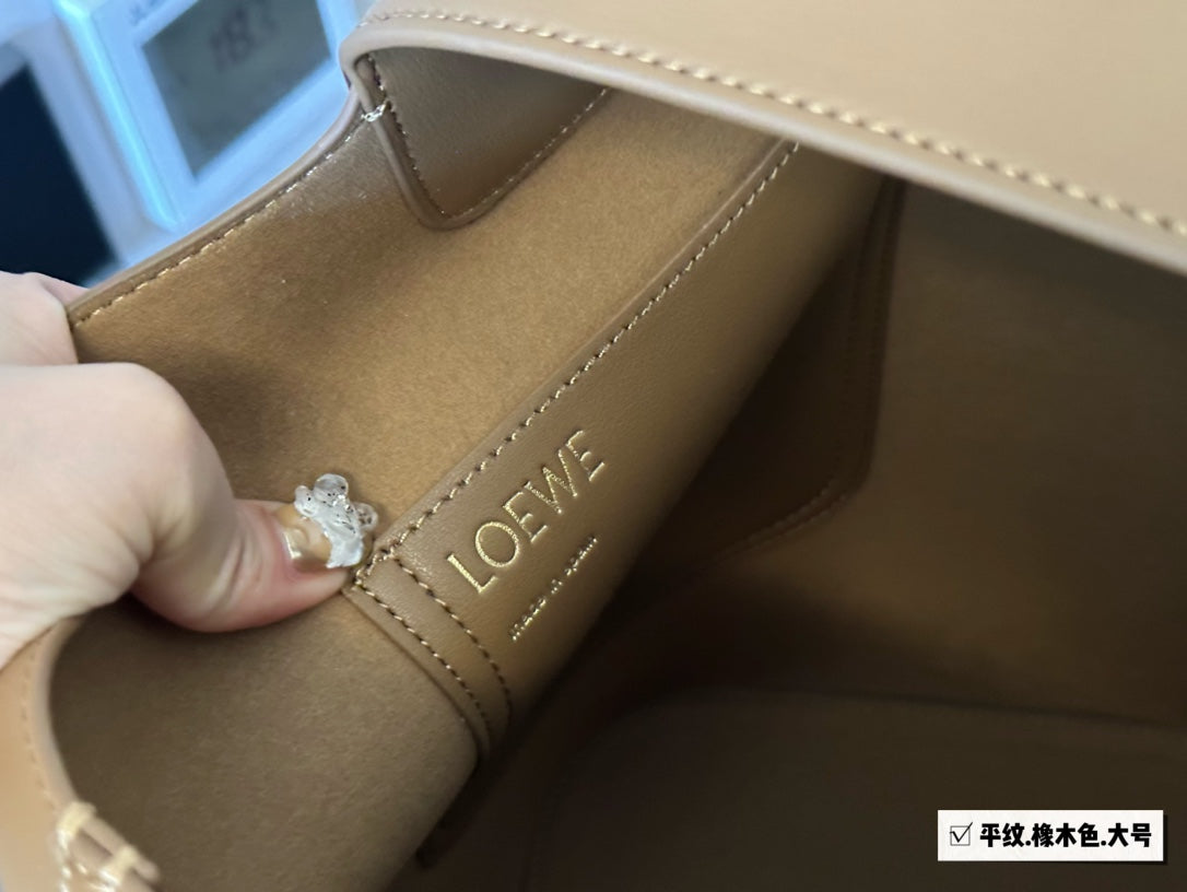 LOEWE LOE MEDIUM 25 PEBBLE BUCKET IN OAK MELLOW CALFSKIN