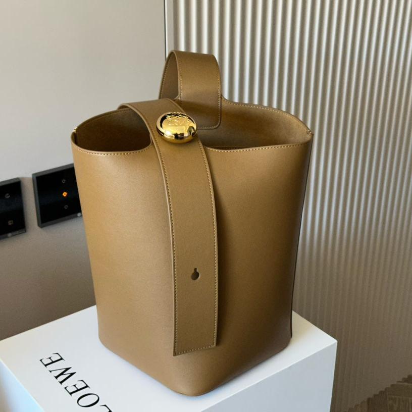 LOEWE LOE MEDIUM 25 PEBBLE BUCKET IN OAK MELLOW CALFSKIN