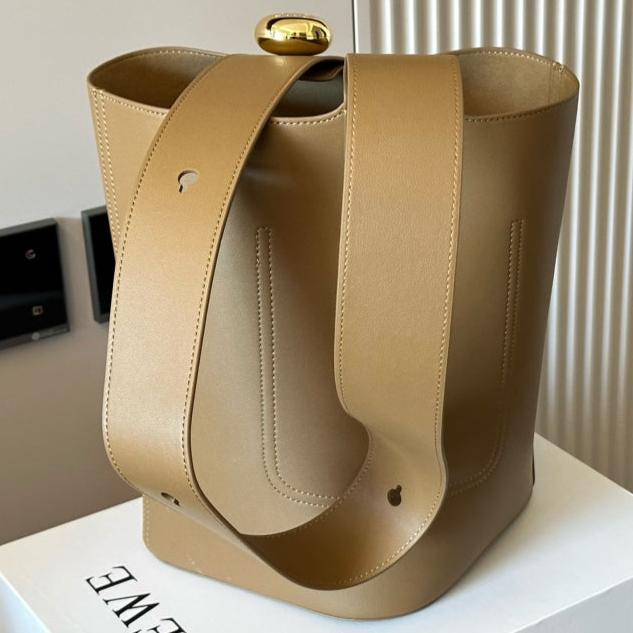 LOEWE LOE MEDIUM 25 PEBBLE BUCKET IN OAK MELLOW CALFSKIN