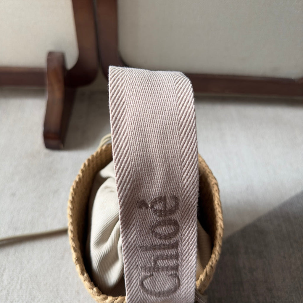 CHLOE SMALL WOODY BASKET 17 IN NATURAL FIBERS BLUSHY BEIGE WEBBING BROWN CALFSKIN