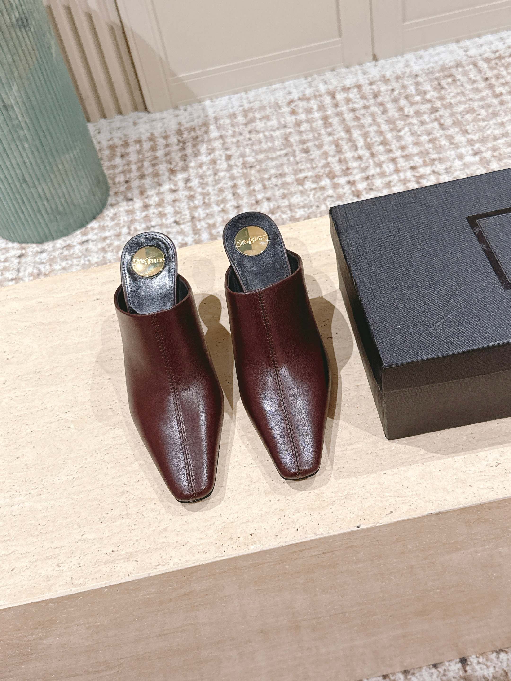 YSL 25S JILL MULES IN BURGUNDY SMOOTH CALFSKIN