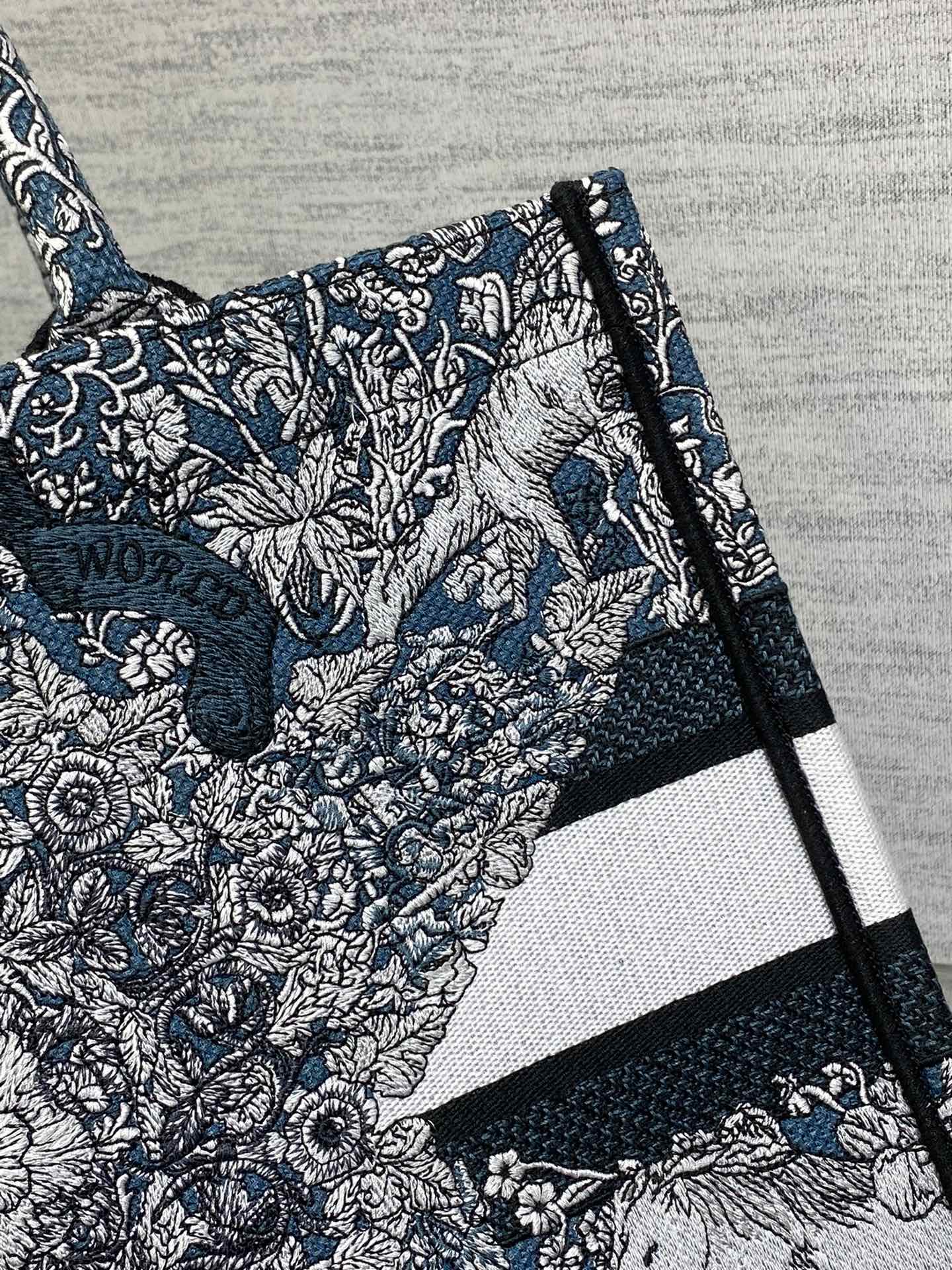DIOR MEIDUM 36 BOOK TOTE IN BLACK CANVAS 226297