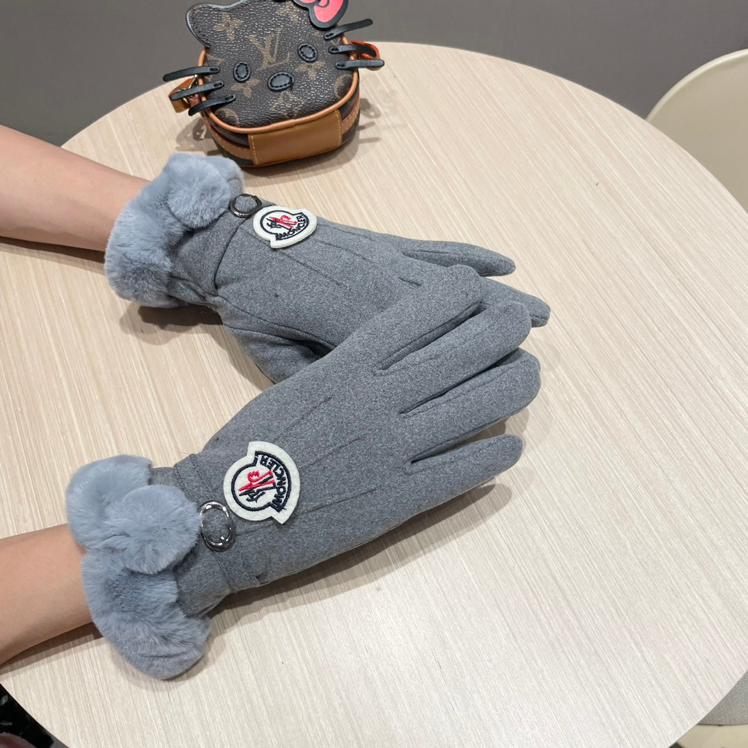 CHANEL GLOVES IN COOL GRAY WOOL WITH RABBIT FUR 439080