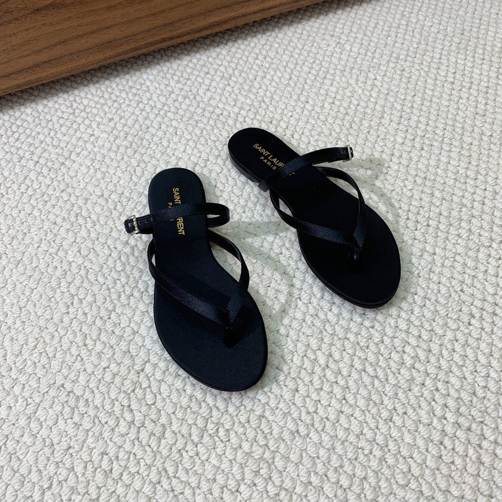 SL CRYSTAL BUCKLE THONG SANDAL BLACK SATIN
