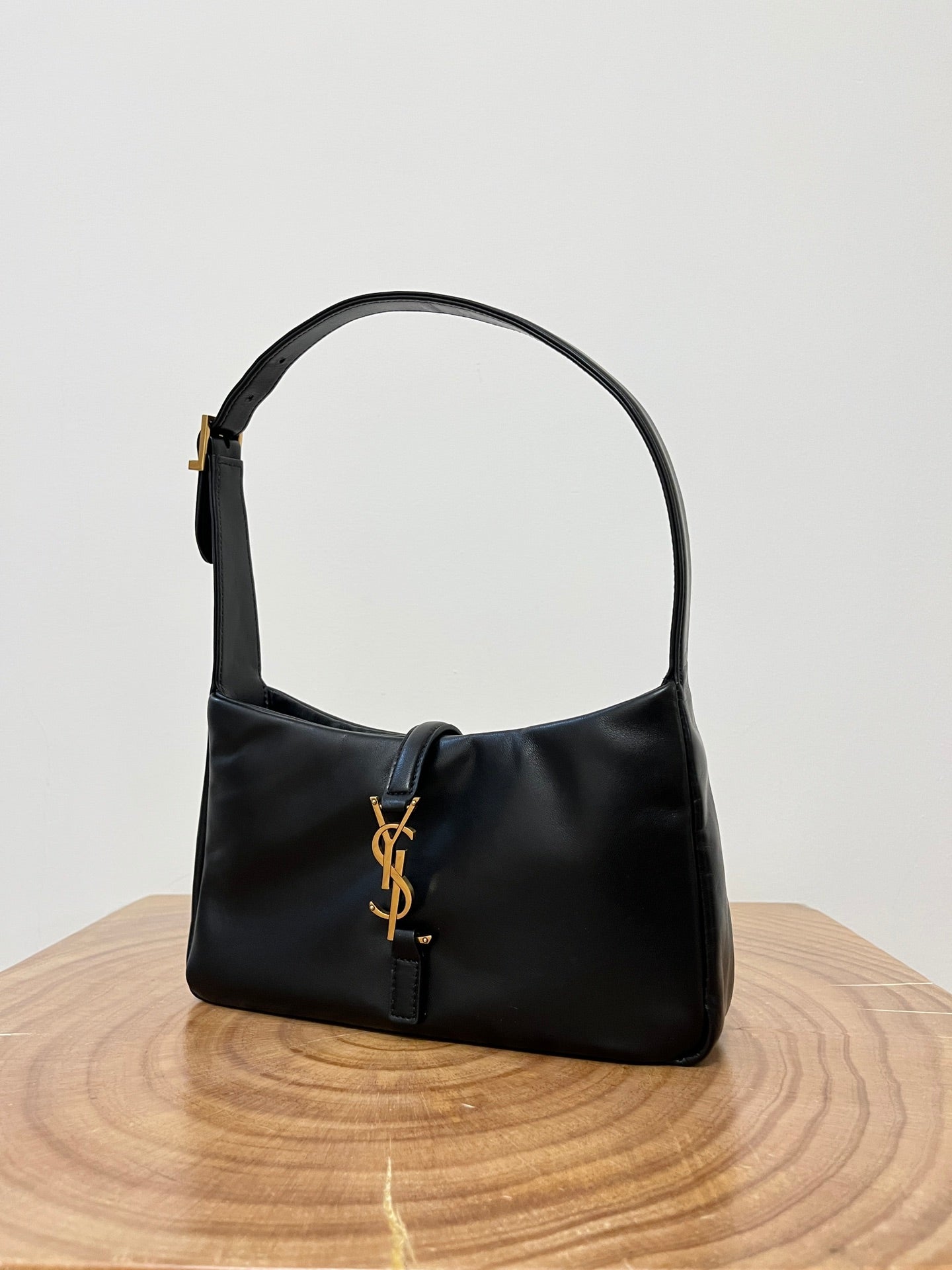 SAINT LAURENT LE 5 À 7 BAG 24 BLACK GLOSSY CALFSKIN HOBO