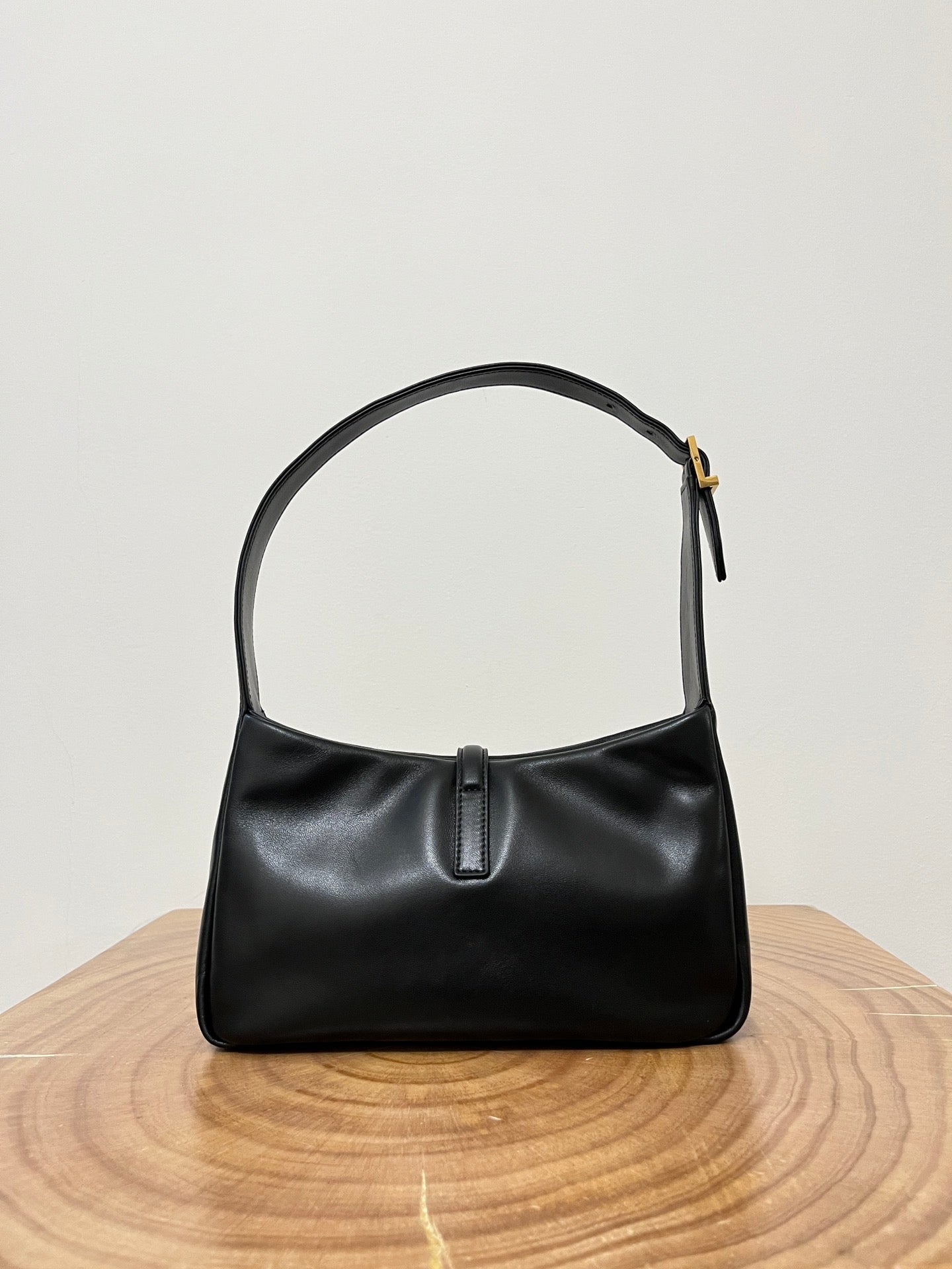 SAINT LAURENT LE 5 À 7 BAG 24 BLACK GLOSSY CALFSKIN HOBO