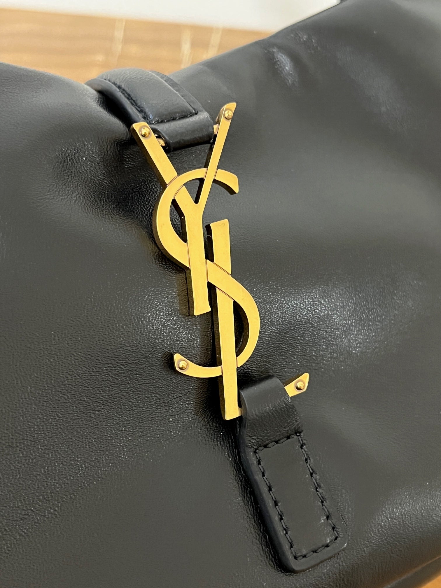 SAINT LAURENT LE 5 À 7 BAG 24 BLACK GLOSSY CALFSKIN HOBO