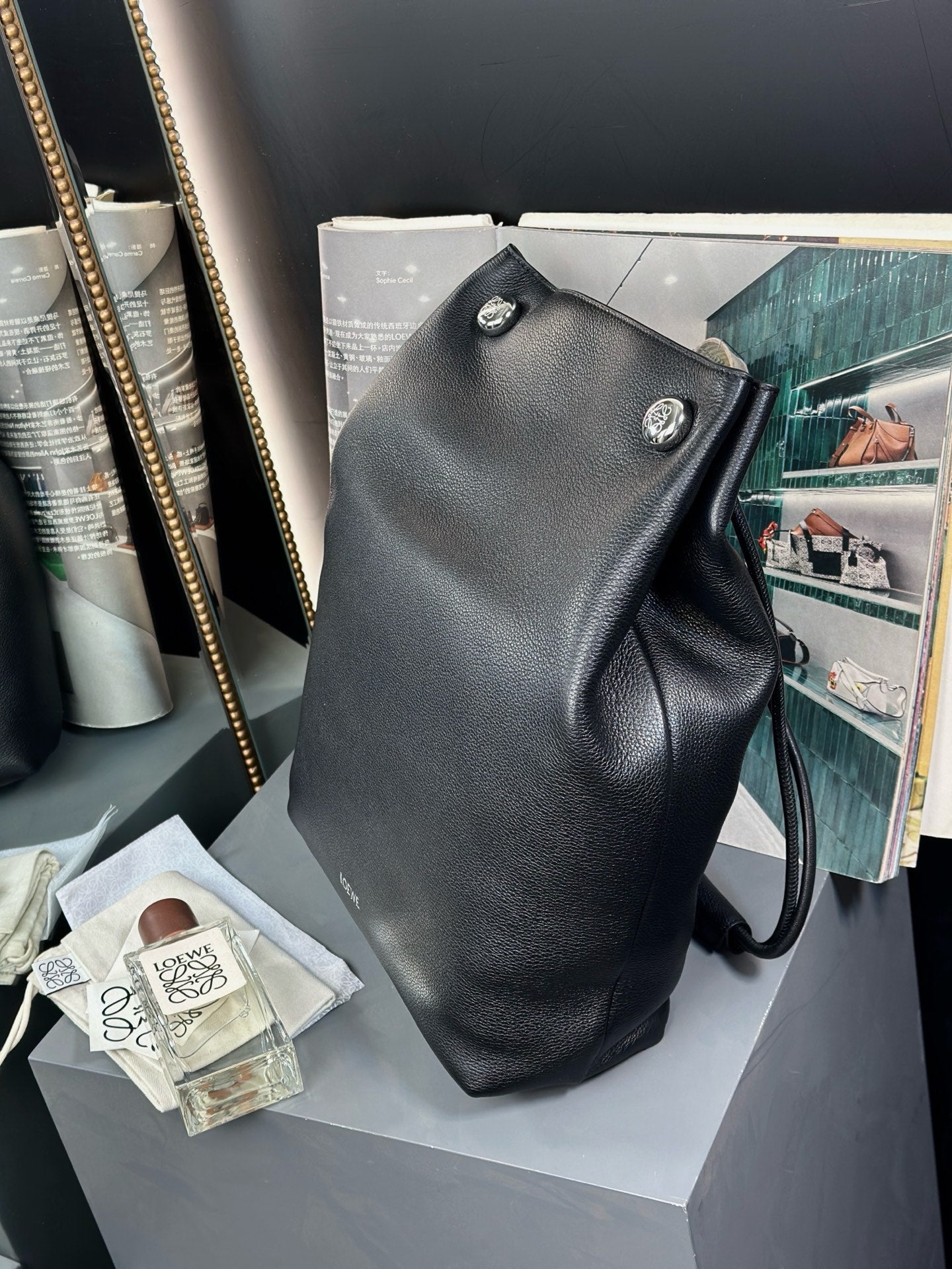 LOEWE PEBBLE HOBO 40 IN BLACK SUPPLE GRAINED CALFSKIN