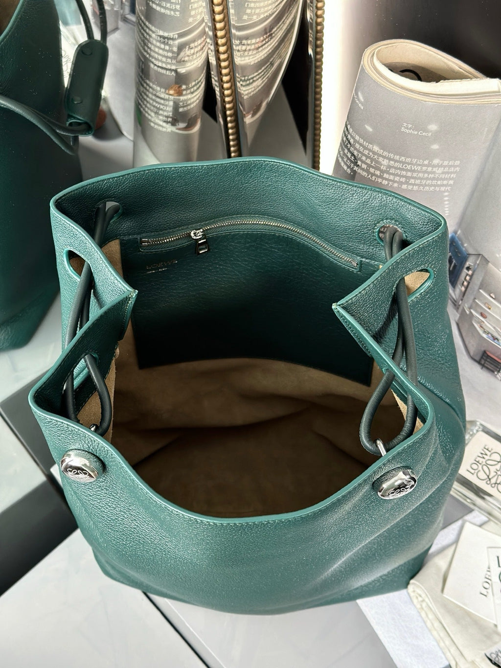 LOEWE PEBBLE HOBO 40 IN GREEN FOREST SUPPLE GRAINED CALFSKIN