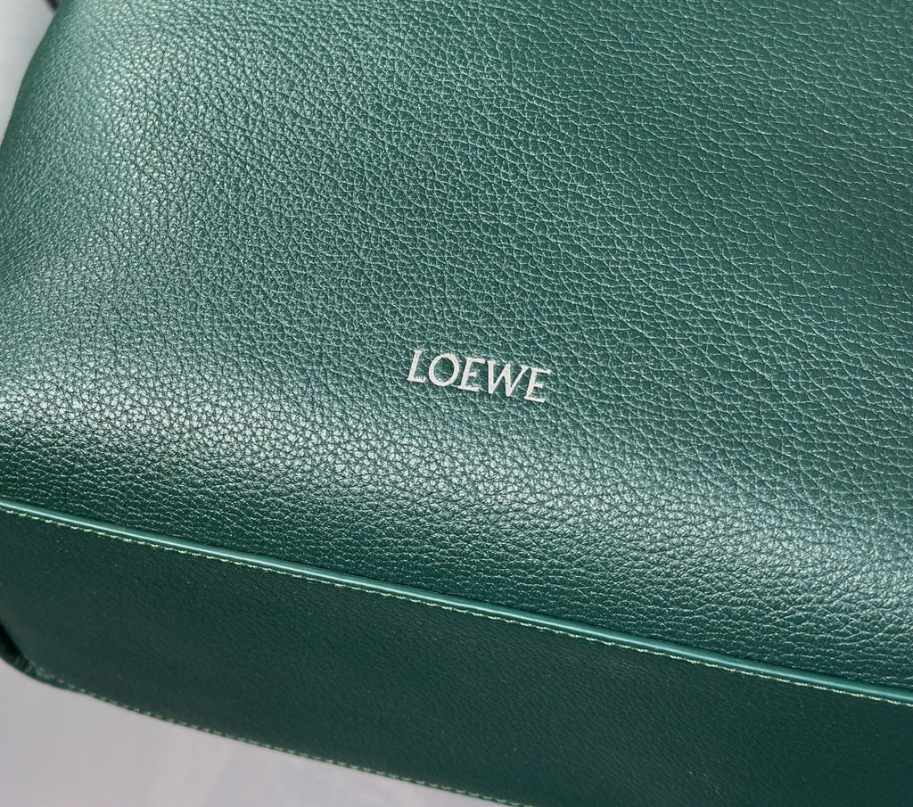 LOEWE PEBBLE HOBO 40 IN GREEN FOREST SUPPLE GRAINED CALFSKIN