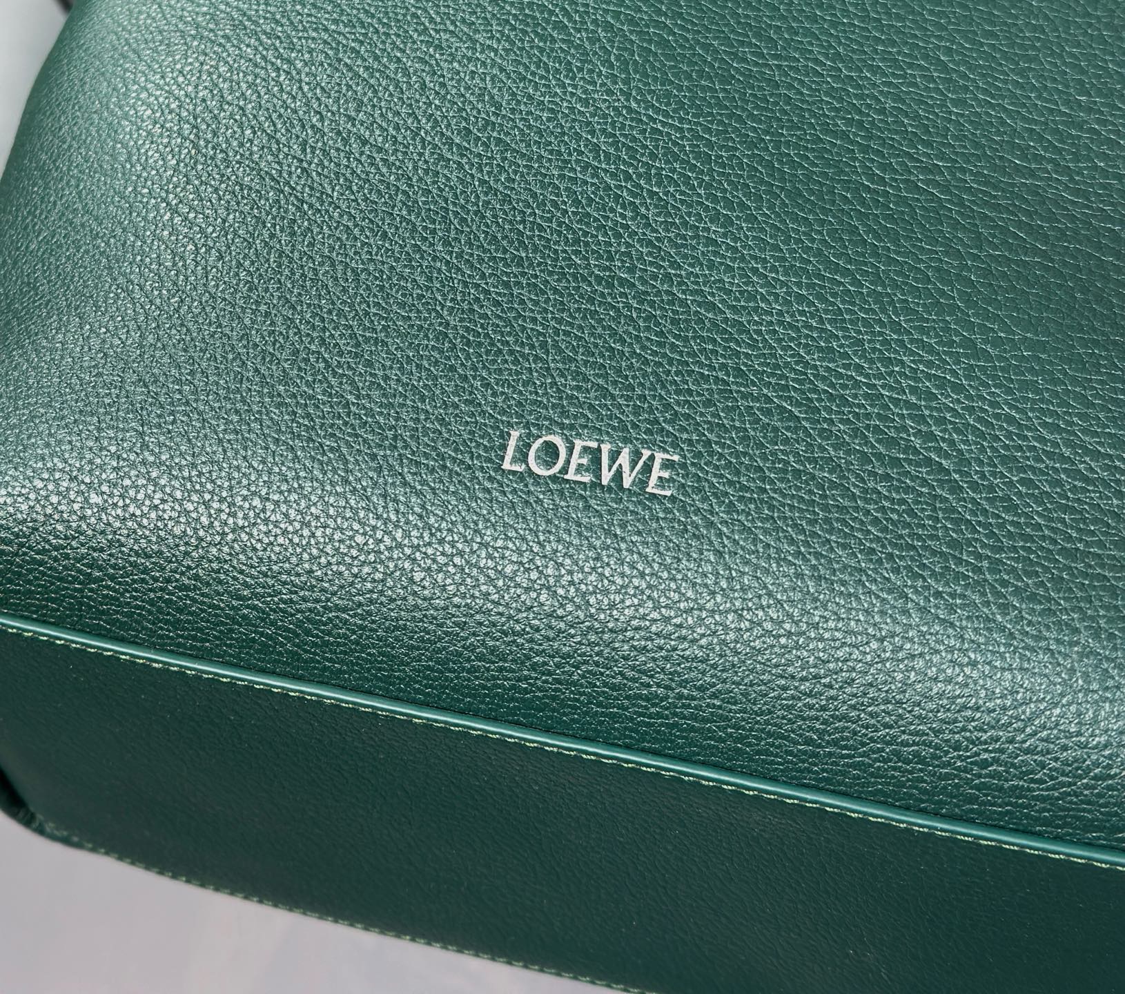 LOEWE PEBBLE HOBO 40 IN GREEN FOREST SUPPLE GRAINED CALFSKIN
