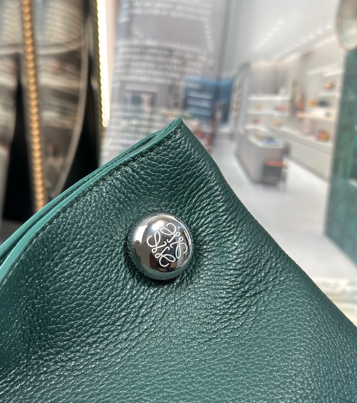 LOEWE PEBBLE HOBO 40 IN GREEN FOREST SUPPLE GRAINED CALFSKIN