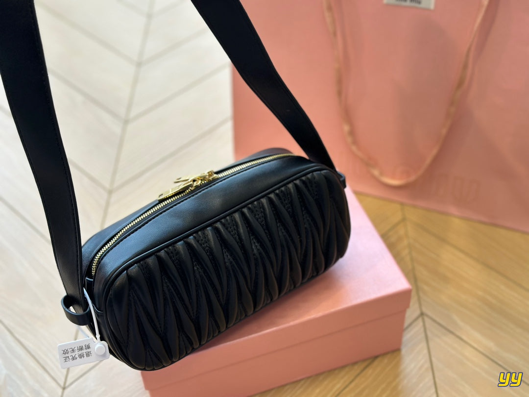 FENDI BAGUETTE 25 BAG IN BLACK SHEEPSKIN