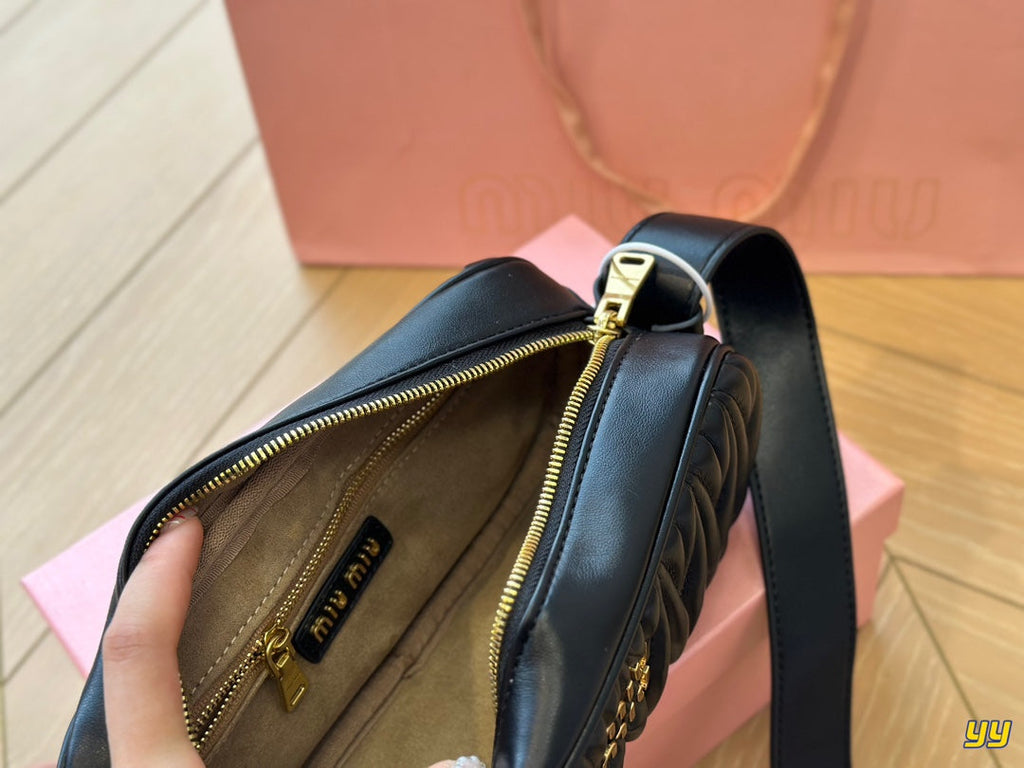 FENDI BAGUETTE 25 BAG IN BLACK SHEEPSKIN