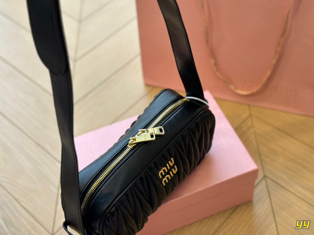 FENDI BAGUETTE 25 BAG IN BLACK SHEEPSKIN