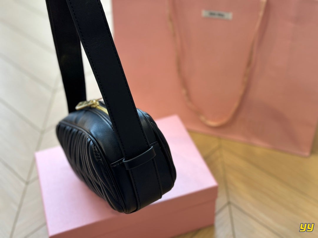 FENDI BAGUETTE 25 BAG IN BLACK SHEEPSKIN