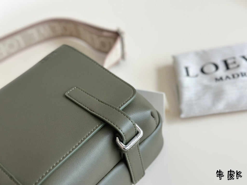 LOEWE XS MILITARY MESSENGER 23 BAG IN DARK KHAKI GREEN CALFSKIN