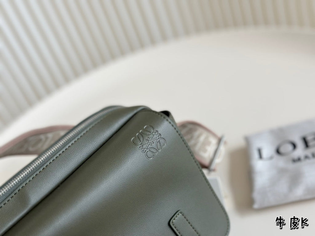 LOEWE XS MILITARY MESSENGER 23 BAG IN DARK KHAKI GREEN CALFSKIN