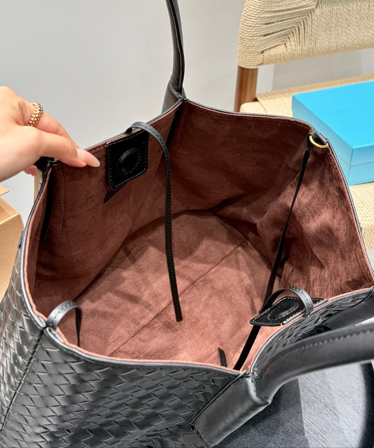 BOTTEGA VENETA PINACOTECA TOTE BAG 38 IN BLACK CALFSKIN