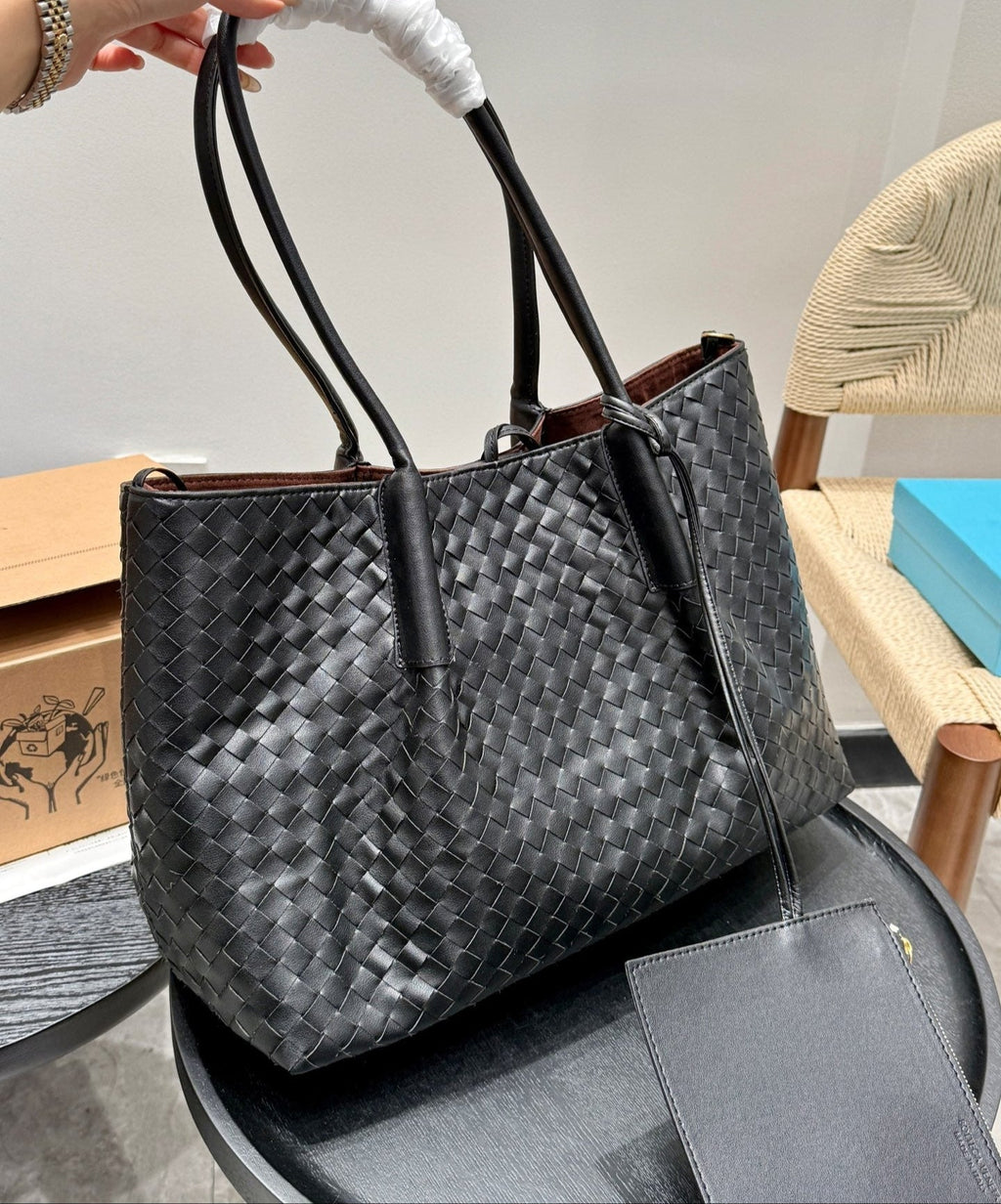 BOTTEGA VENETA PINACOTECA TOTE BAG 38 IN BLACK CALFSKIN
