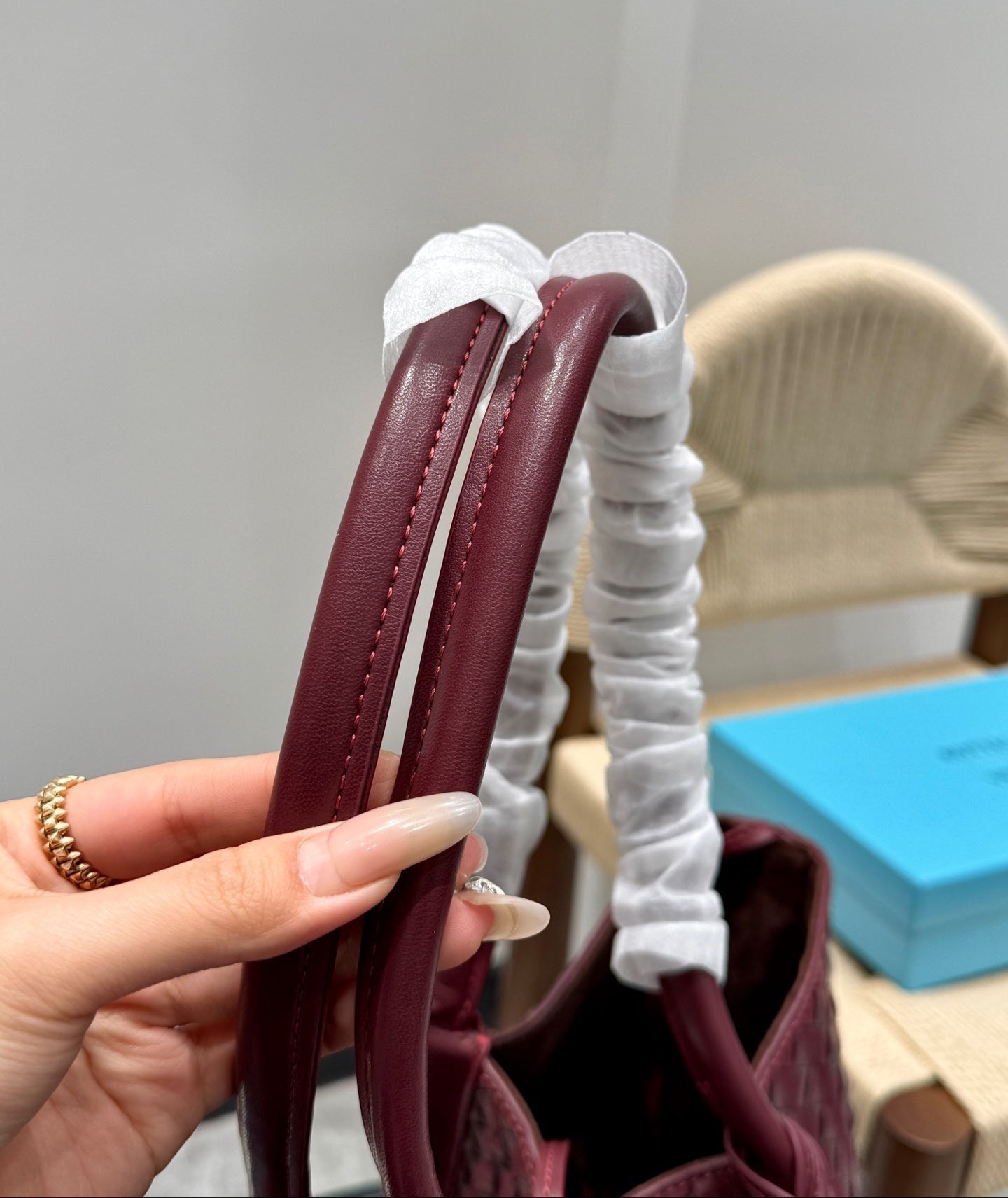 BOTTEGA VENETA PINACOTECA TOTE BAG 38 IN BURGUNDY CALFSKIN
