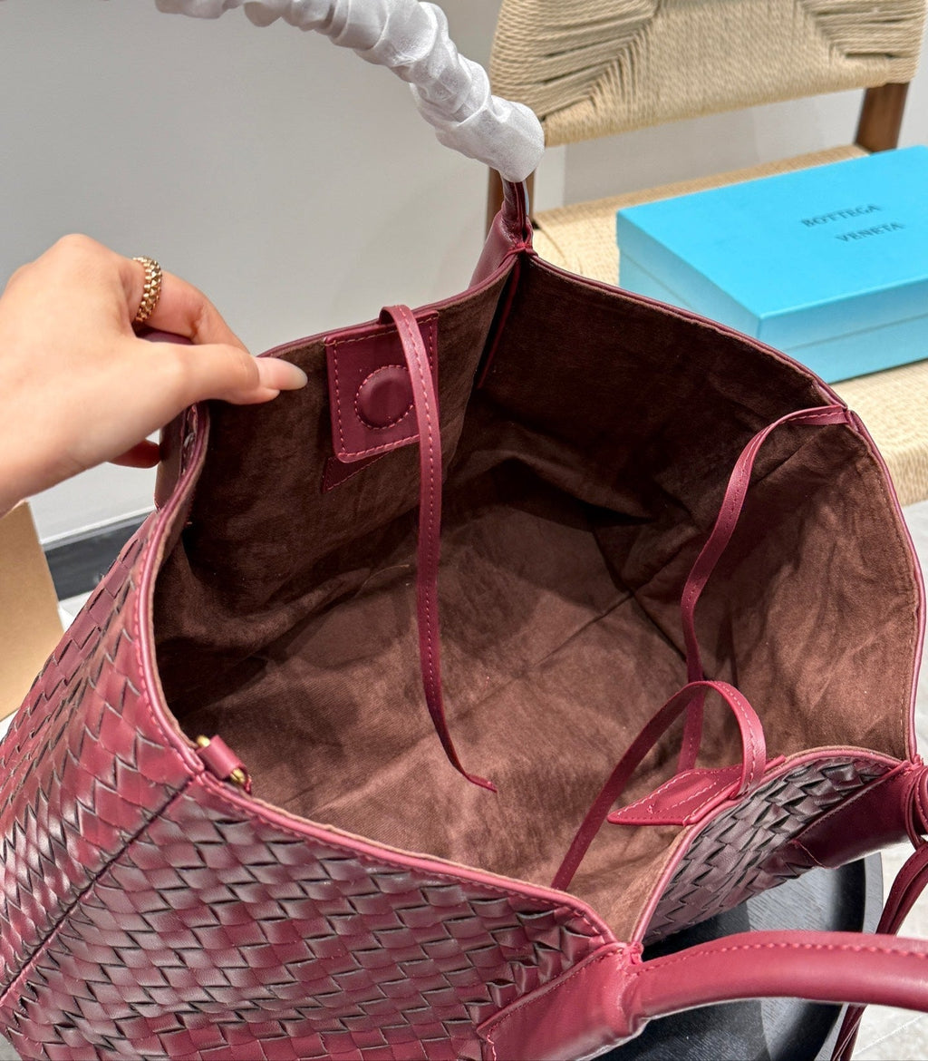 BOTTEGA VENETA PINACOTECA TOTE BAG 38 IN BURGUNDY CALFSKIN