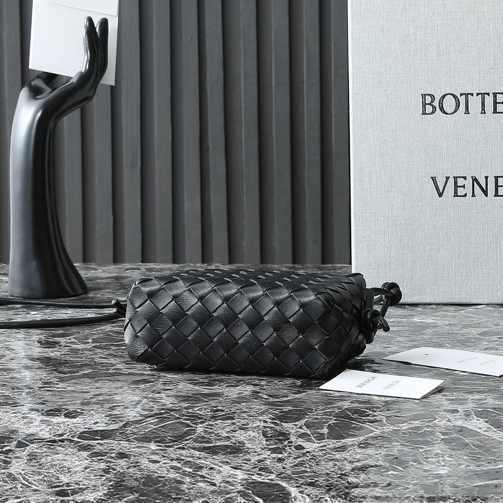 BOTTEGA VENETA BV MINI LOOP 17CM BLACK CALFSKIN