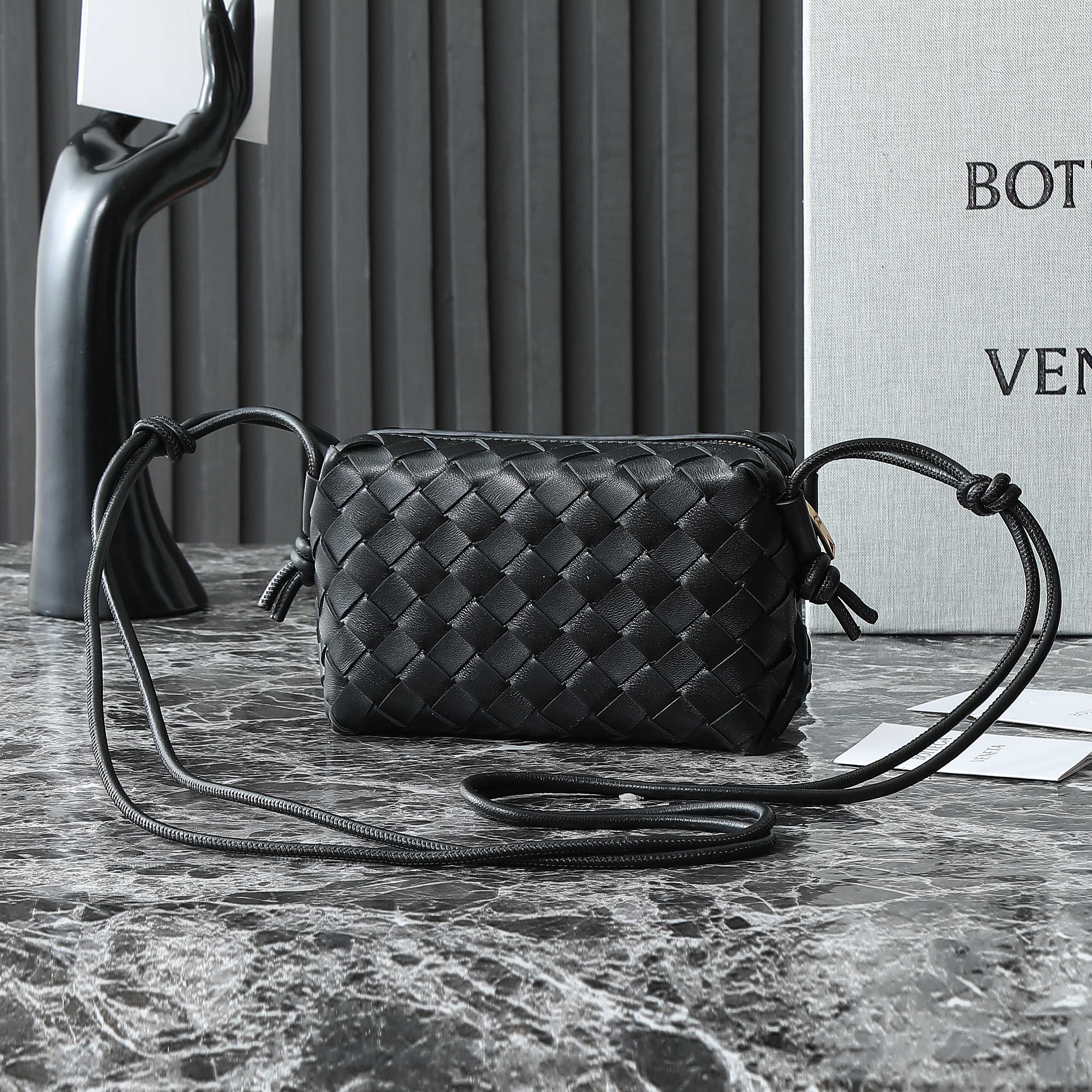 BOTTEGA VENETA BV MINI LOOP 17CM BLACK CALFSKIN