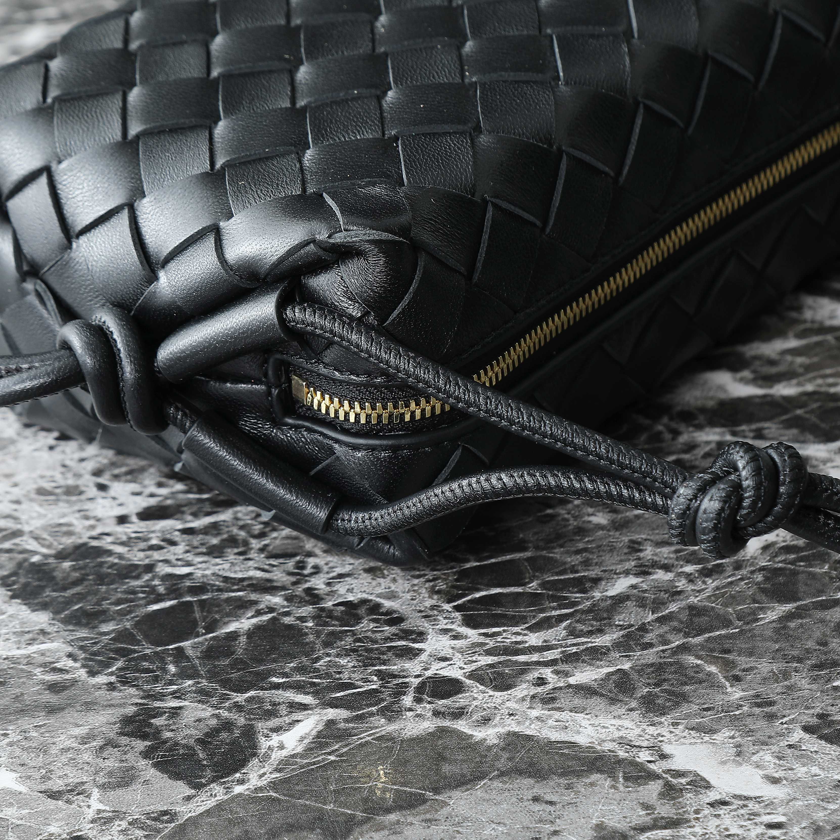 BOTTEGA VENETA BV MINI LOOP 17CM BLACK CALFSKIN