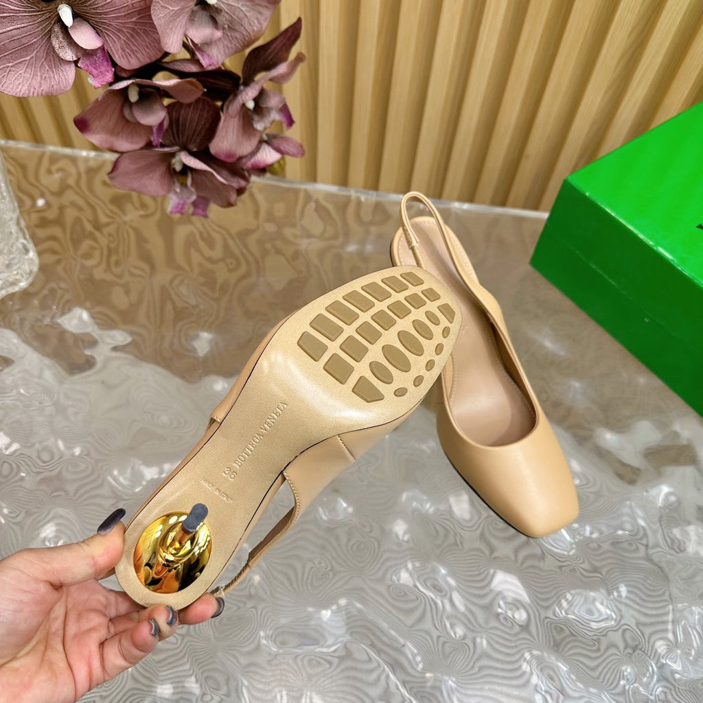 BOTTEGA VENETA KNOT PUMP 9 CM IN EGG NOGG CALFSKIN WITH GOLD FINISHED METAL HEEL