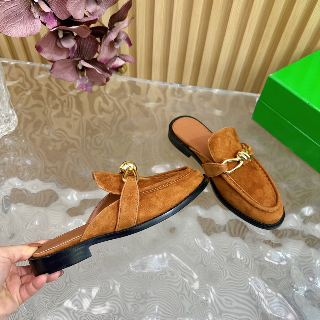 BOTTEGA VENETA OPEN-BACK LOAFER REALISED IN CINNAMON BROWN SUEDE WITH SIGNATURE METALLIC KNOT DETAIL