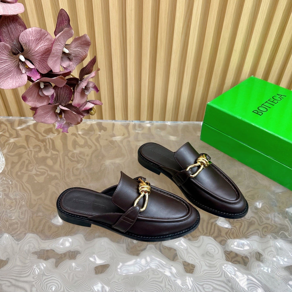 BOTTEGA VENETA OPEN-BACK LOAFER REALISED IN CHESTNUT BROWN SOFT CALFSKIN WITH SIGNATURE METALLIC KNOT DETAIL
