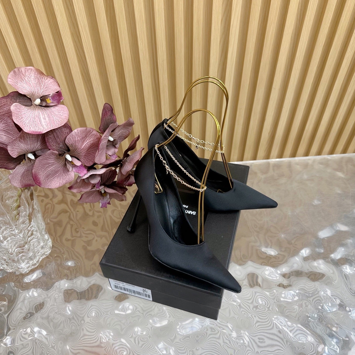 RÉGINE PUMPS IN BLACK SATIN GOLD CHAIN