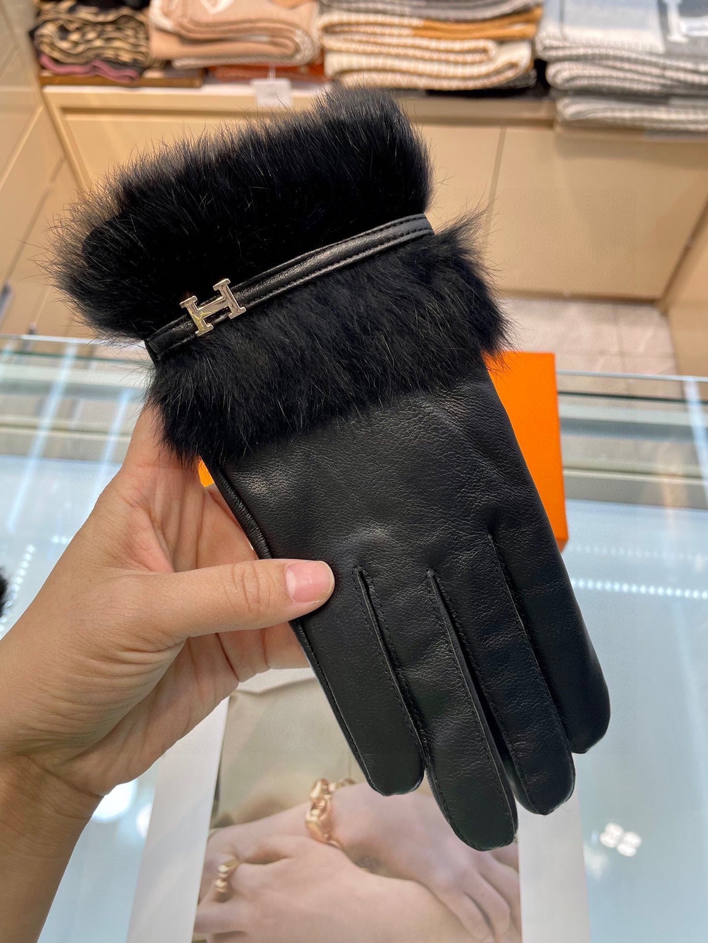 HERMES GLOVES WITH H LETTER IN BLACK SHEEPSKIN AND LAMB FUR 409344