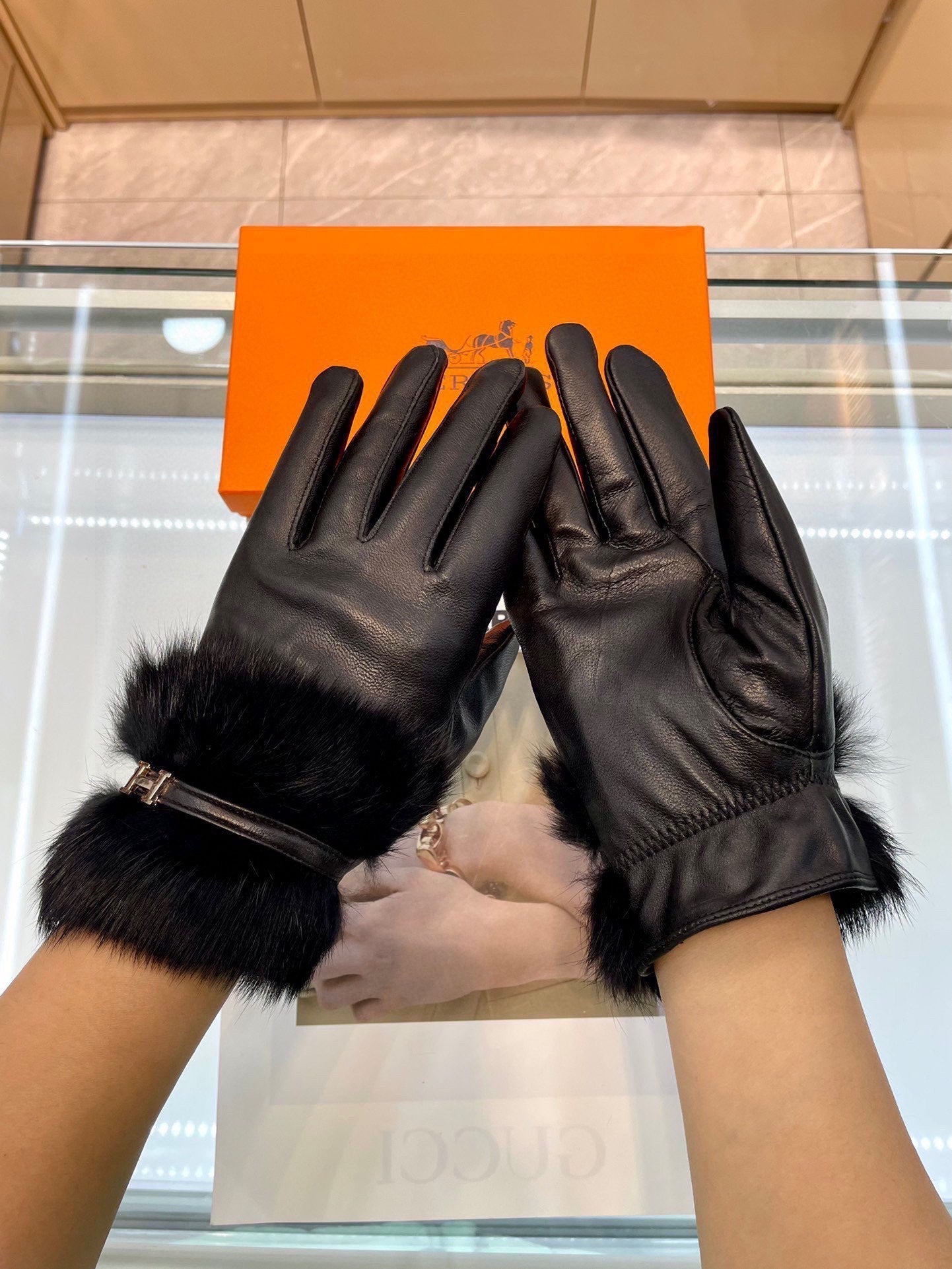 HERMES GLOVES WITH H LETTER IN BLACK SHEEPSKIN AND LAMB FUR 409344