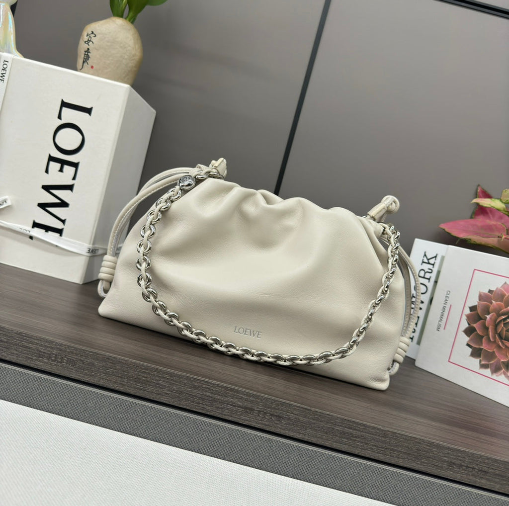 LOEWE LOE MEDIUM 30 FLAMENCO PURSE BUCKET IN WHITE LAMBSKIN