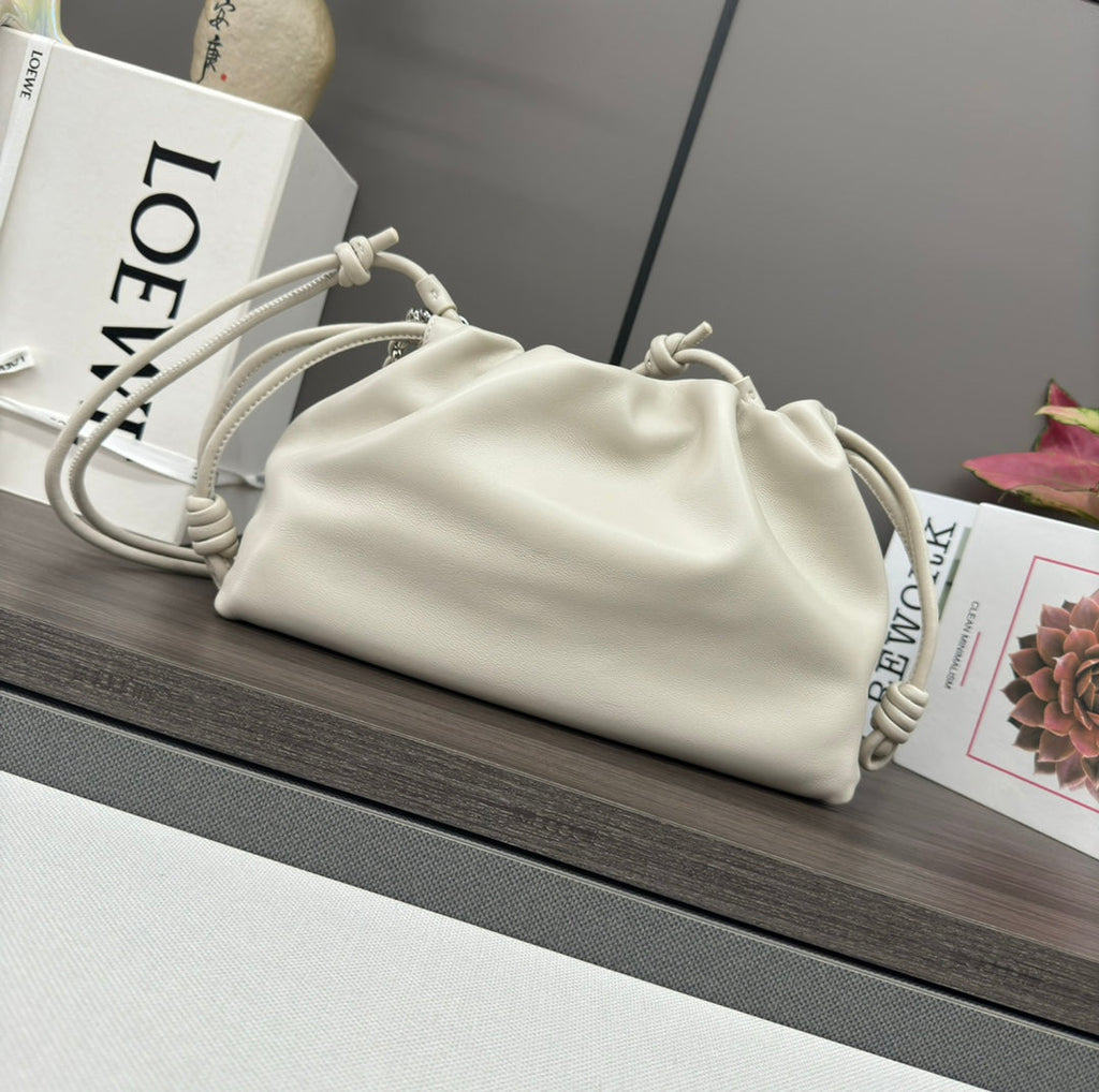 LOEWE LOE MEDIUM 30 FLAMENCO PURSE BUCKET IN WHITE LAMBSKIN