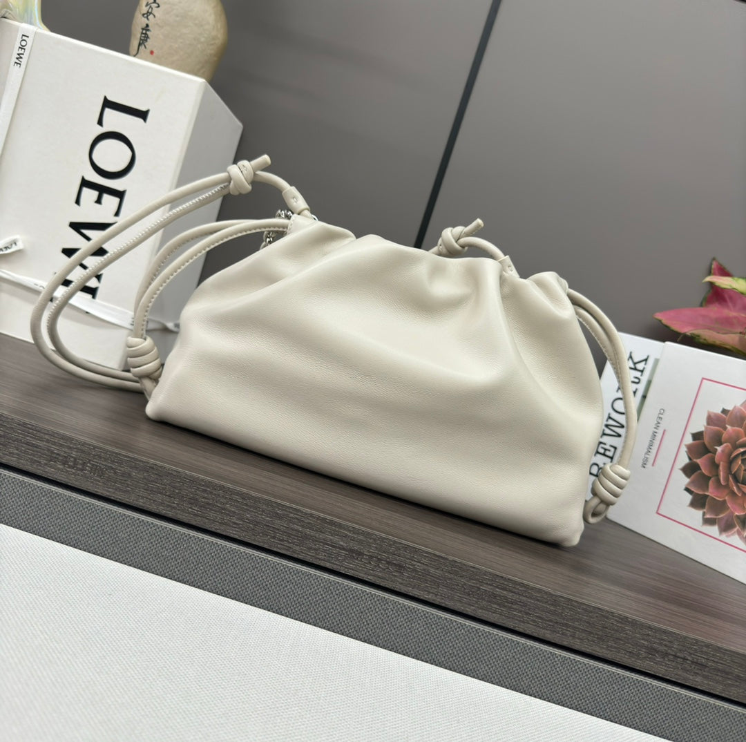 LOEWE LOE MEDIUM 30 FLAMENCO PURSE BUCKET IN WHITE LAMBSKIN