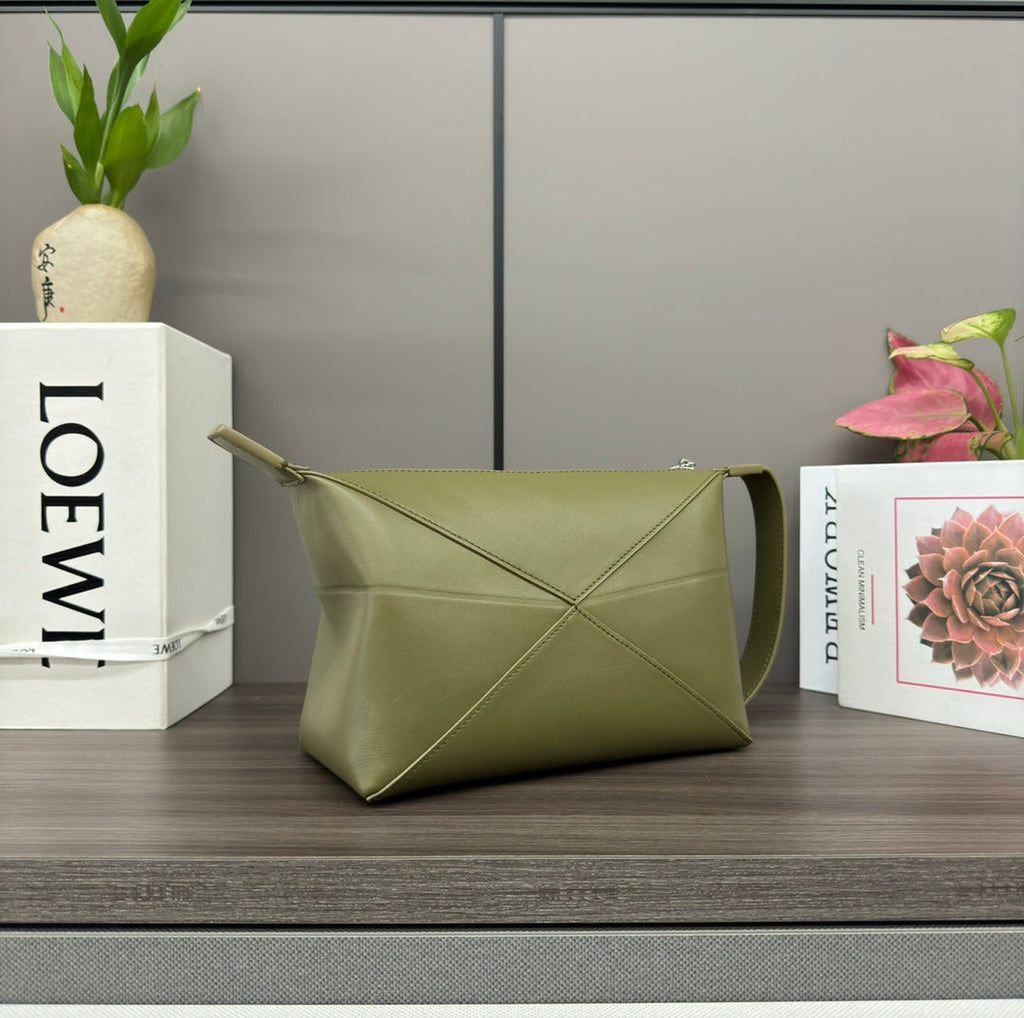 LOEWE PUZZLE FOLD WASH 22 BAG IN ARMY GREEN SHINY CALFSKIN