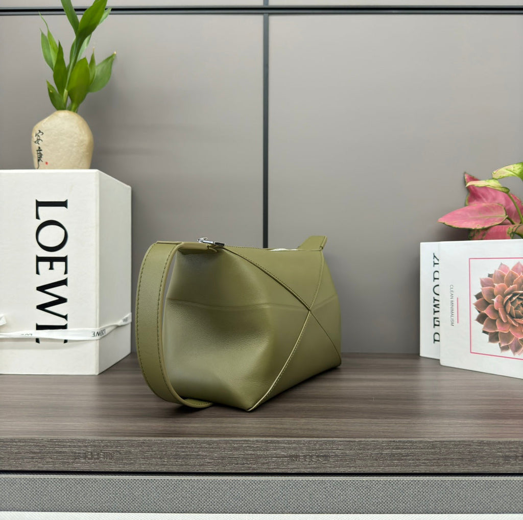 LOEWE PUZZLE FOLD WASH 22 BAG IN ARMY GREEN SHINY CALFSKIN