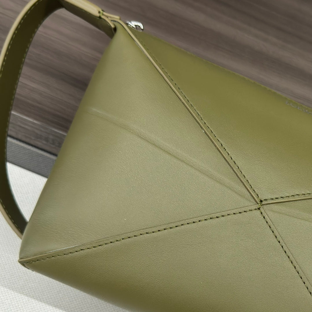 LOEWE PUZZLE FOLD WASH 22 BAG IN ARMY GREEN SHINY CALFSKIN