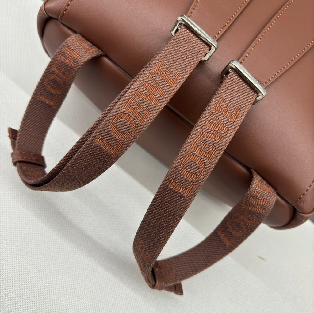 LOEWE FLAMENCO 40 BACKPACK IN CHESTNUT BROWN SHINY SUPPLE CALFSKIN
