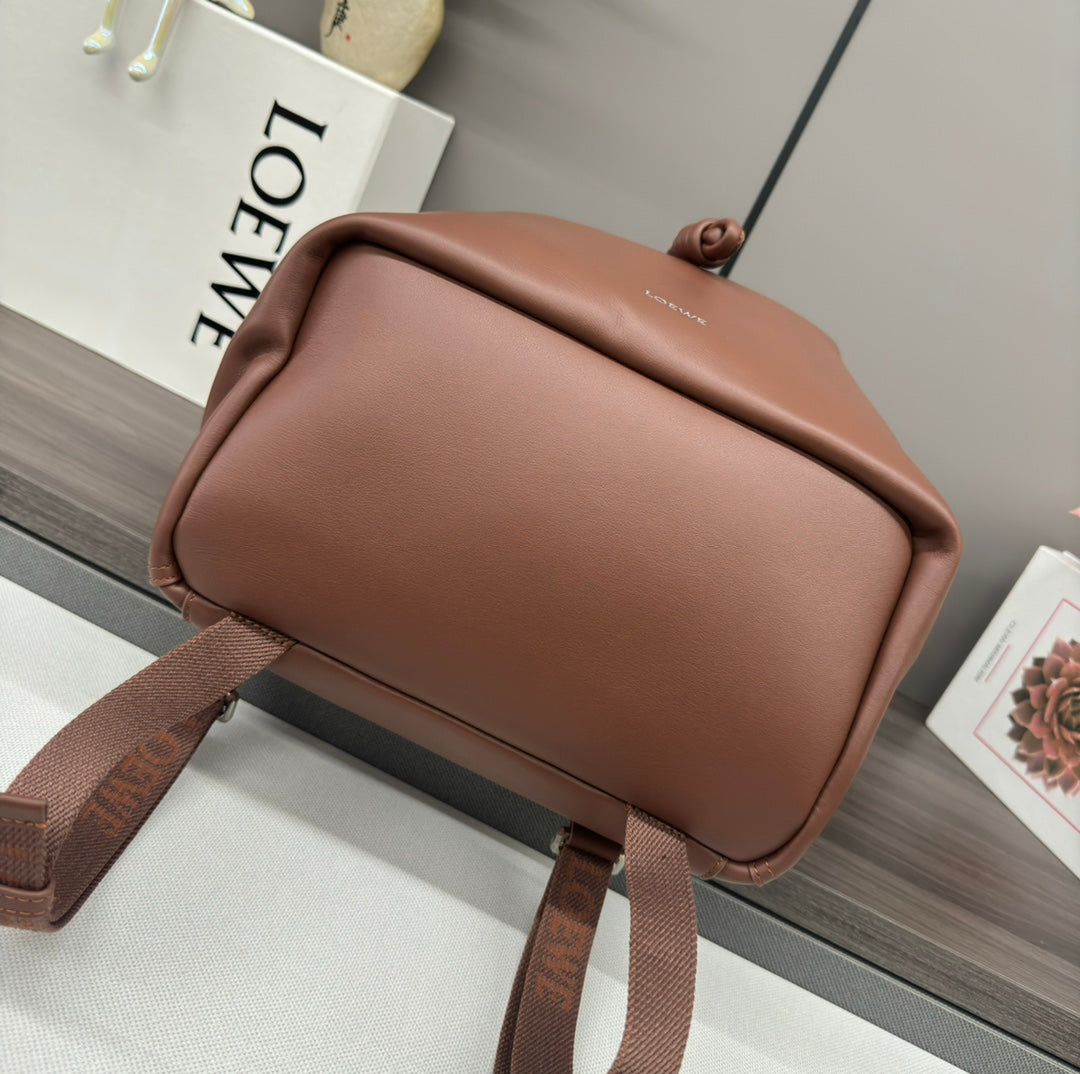 LOEWE FLAMENCO 40 BACKPACK IN CHESTNUT BROWN SHINY SUPPLE CALFSKIN