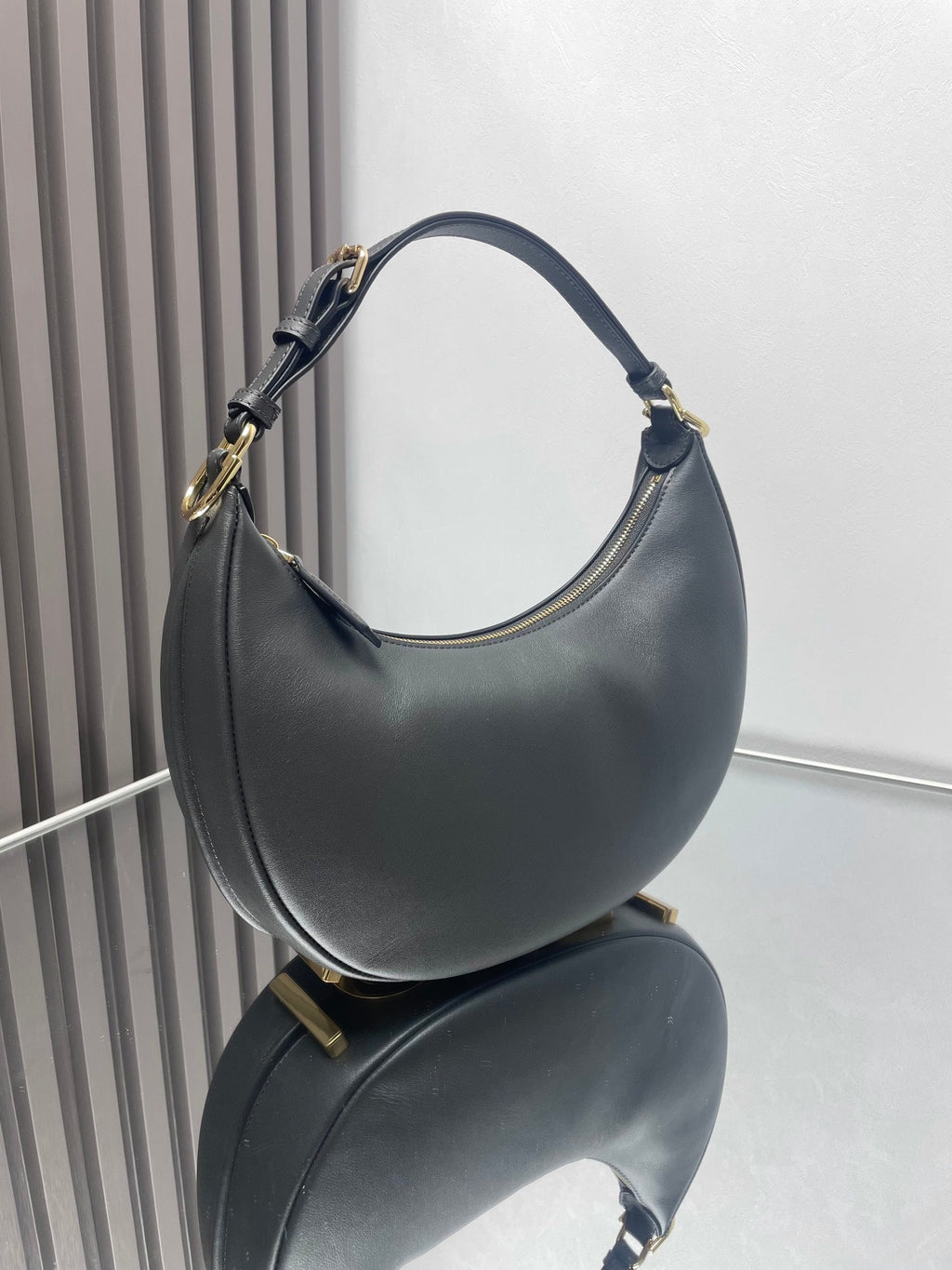 FENDI FENDIGRAPHY MEDIUM 29 IN BLACK SMOOTH LAMBSKIN GOLD HARDWARE