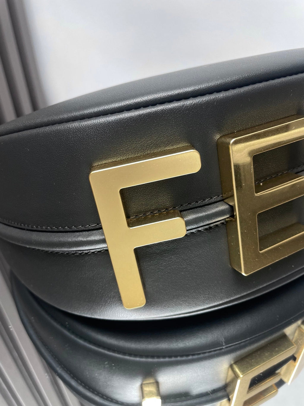 FENDI FENDIGRAPHY MEDIUM 29 IN BLACK SMOOTH LAMBSKIN GOLD HARDWARE