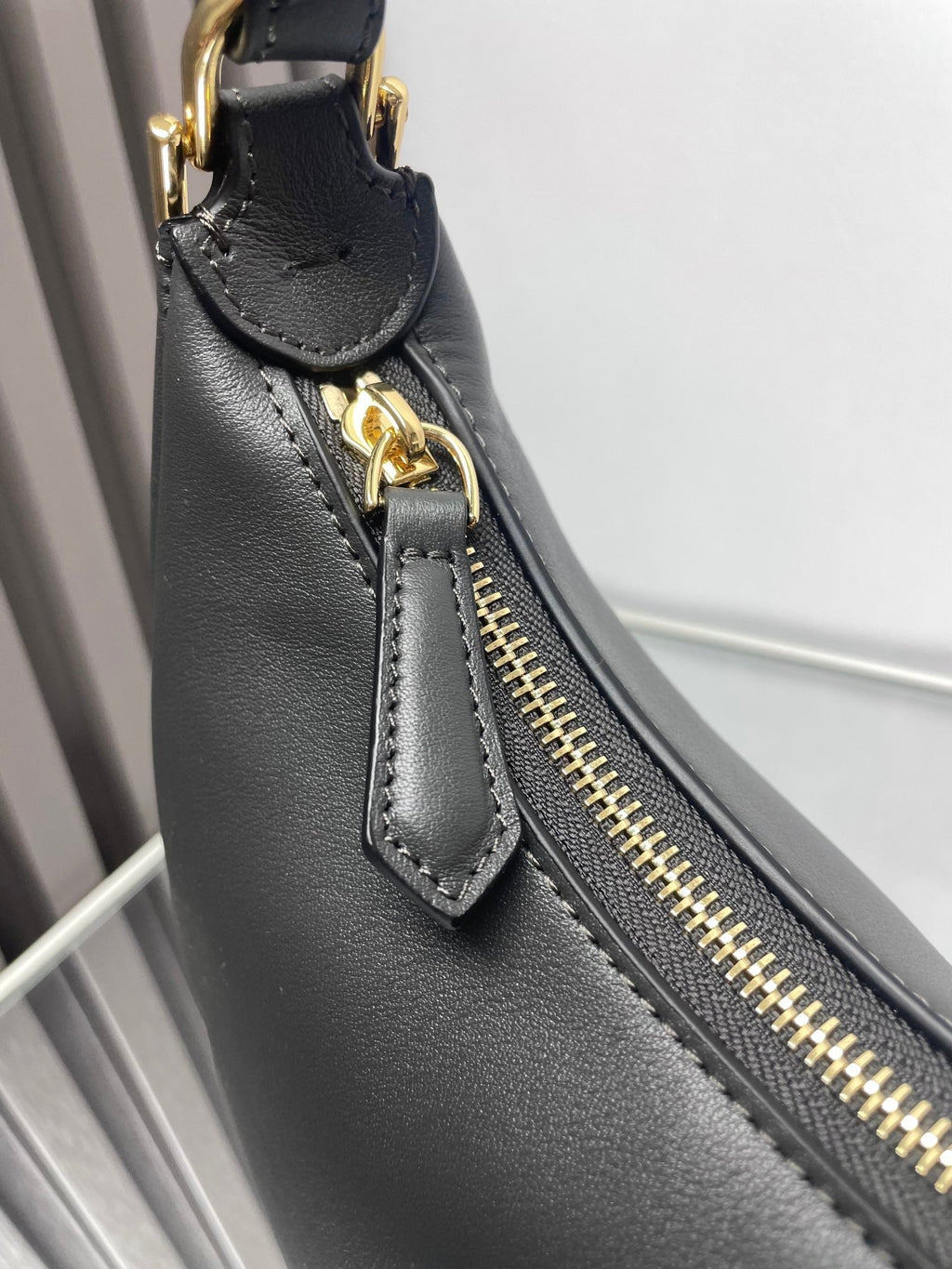 FENDI FENDIGRAPHY MEDIUM 29 IN BLACK SMOOTH LAMBSKIN GOLD HARDWARE