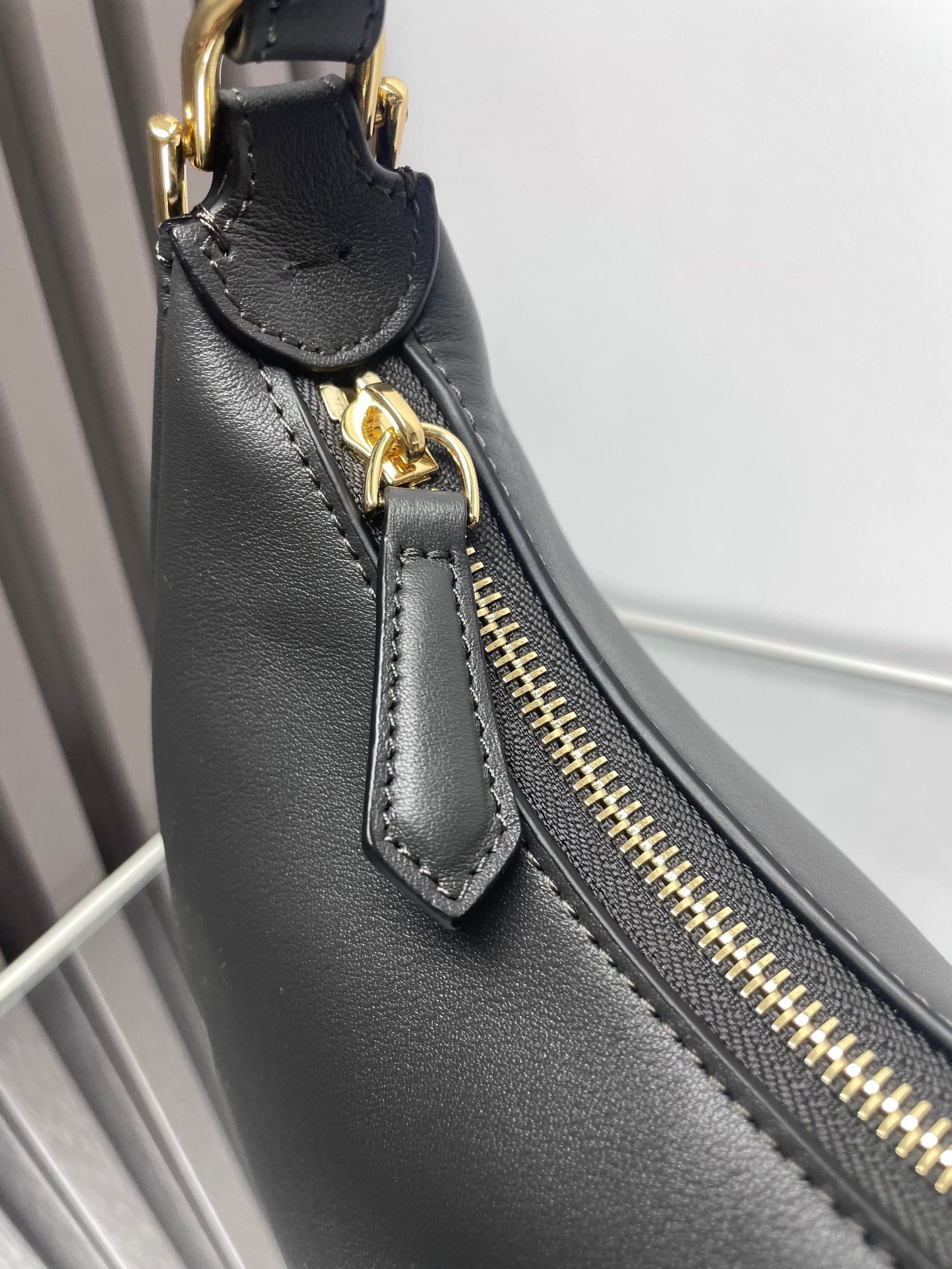 FENDI FENDIGRAPHY MEDIUM 29 IN BLACK SMOOTH LAMBSKIN GOLD HARDWARE