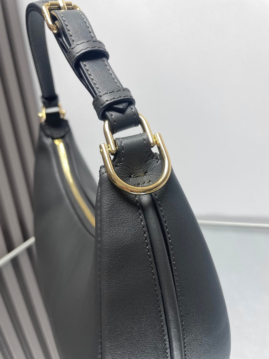 FENDI FENDIGRAPHY MEDIUM 29 IN BLACK SMOOTH LAMBSKIN GOLD HARDWARE